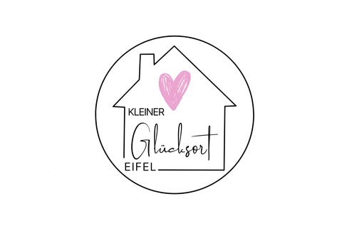 Ein runder Logo mit einem stilisierten Haus und einem Herz. Der Text enthält die Wörter "KLEINER Glücksort Eifel".