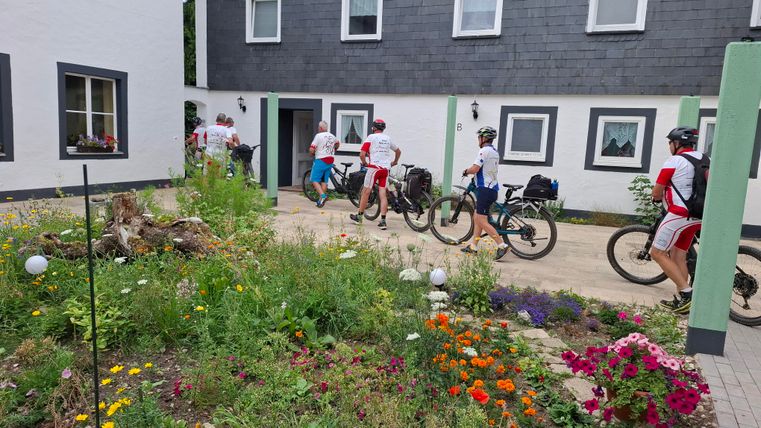 Ein Gruppe von Radfahrern fährt in einen Innenhof .