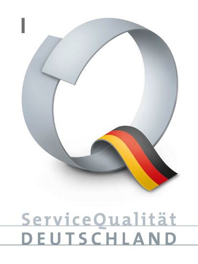 Ein grafisches Logo mit dem Buchstaben "Q" und einer Deutschlandfahne. Darunter steht der Text "ServiceQualität DEUTSCHLAND".