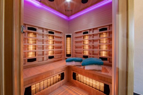 Atmospheric ambiance in the infrared cabin. It accommodates 3 people.