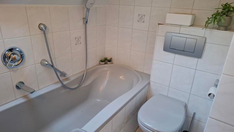 Ein warmes Bad, angenehme Düfte und entspannte Musik - so kannst du wunderbar in der Badewanne relaxen. Viel Spaß beim Entspannen