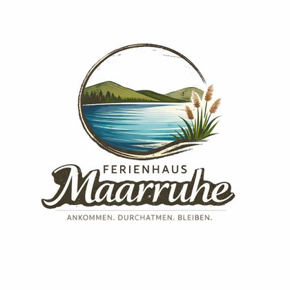 Ein Logo mit dem Namen "Ferienhaus Maarrruhe". Es zeigt eine Ruhelandschaft mit einem See, Bergen und Pflanzen.