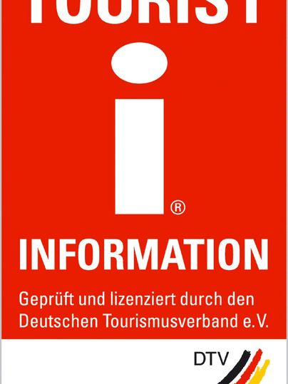 Ein rotes Logo mit der Aufschrift "TOURIST INFORMATION". Es zeigt, dass die Information geprüft und lizenziert ist durch den Deutschen Tourismusverband e.V.