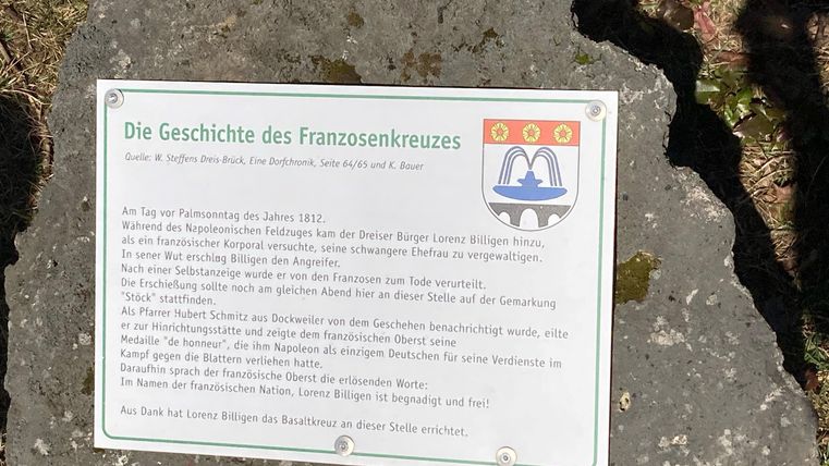 Eine Informationstafel über die Geschichte des Franzosenkreuzes. Sie befindet sich auf einem Felsen in der Natur.