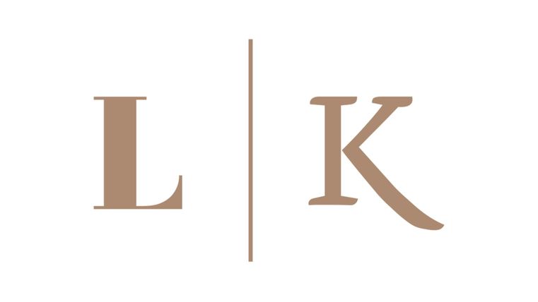 Ein einfaches Logo mit den Buchstaben "L" und "K", getrennt durch einen vertikalen Strich. Die Schrift ist elegant und minimalistisch gestaltet.