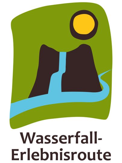 Ein stilisiertes Logo der Wasserfall-Erlebnisroute. Es zeigt einen Wasserfall, einen Fluss und die Sonne vor einer grünen Hintergrund.