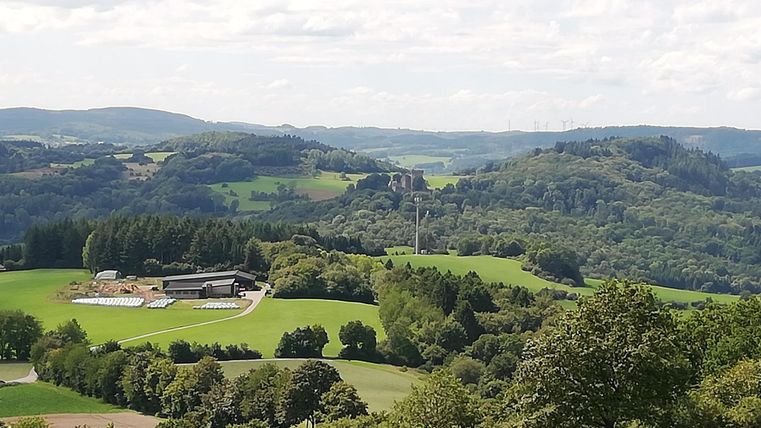 <p>Luftaufnahme von der Landschaft rund um die Holzbank</p>
