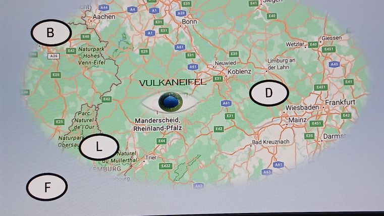 Een kaart van de Vulkaaneifel met de omliggende steden. Plaatsen zijn gemarkeerd met cirkels, waaronder B, L, NL, D en F.