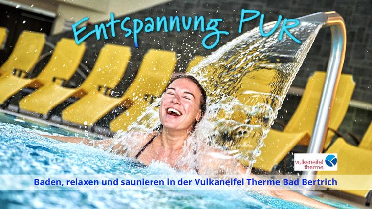 Eine entspannte Frau genießt das Wasser in einem Spa. Gelbe Liegen im Hintergrund laden zum Relaxen ein.