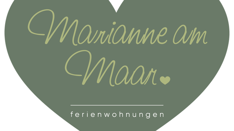 Ein herzförmiges Logo mit der Aufschrift "Marianne am Maar". Es repräsentiert Ferienwohnungen und vermittelt einen einladenden Eindruck.
