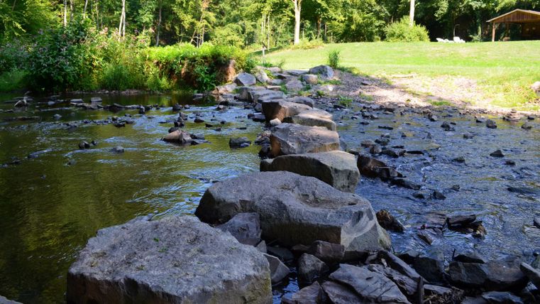Steine im Fluss auf dem Achtsamkeitspfad Kleine Kyll.