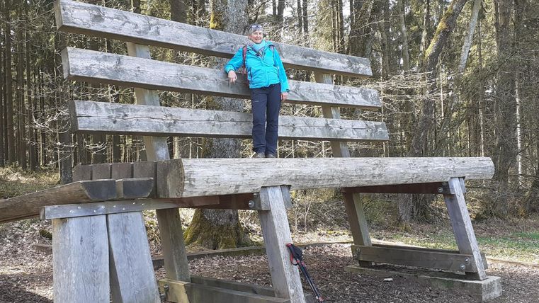 <p>XXL-Bank mit einer Frau, die darauf steht</p>