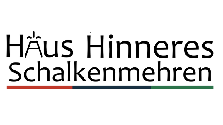 Ein Logo mit dem Text "Haus Hinneres Schalkenmehren" in verschiedenen Schriftarten. Darunter sind farbige Balken in Rot, Blau und Grün zu sehen.