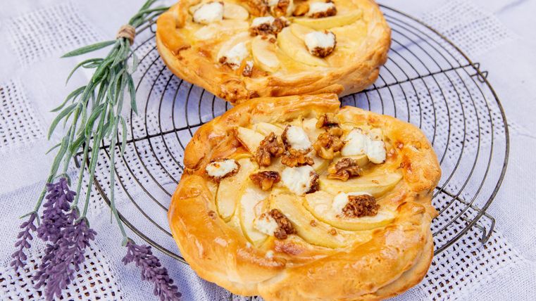 Zwei köstliche Apfel-Galette mit Eifelfrische Krokant auf einem Kuchengitter. Daneben stehen ein paar Lavendelzweige.