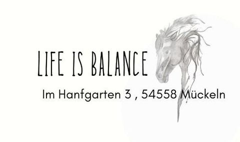 Eine kreative Darstellung mit der Aufschrift „LIFE IS BALANCE“ und einer gezeichneten Pferdehaarbüste. Die Adresse lautet Im Hanfgarten 3, 54558 Müc-keln.