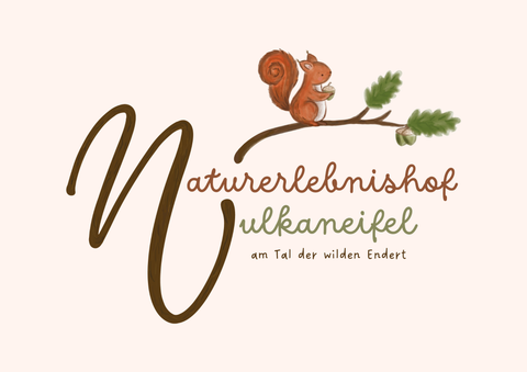 Ein niedliches Eichhörnchen sitzt auf einem Ast. Der Text zeigt den Namen "Naturerlebnishof Vulkaneifel" und beschreibt die Lage im Tal der wilden Endert.