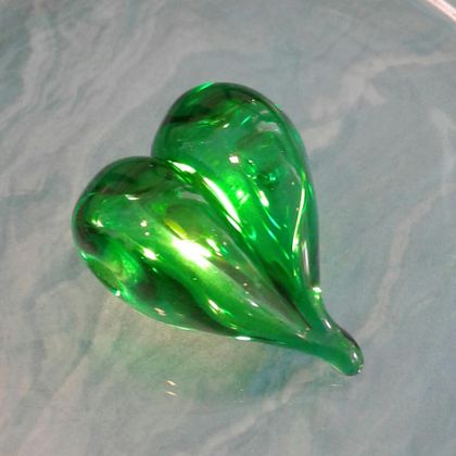 <p>grüne Perle in Herzform</p>