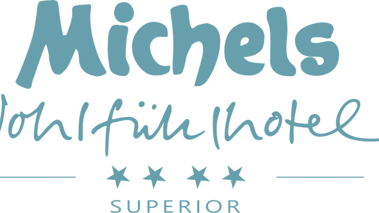Ein Logo von Michels Wohlfühlhotel mit der Aufschrift "Superior" und drei Sternen. Es vermittelt eine einladende und entspannende Atmosphäre.