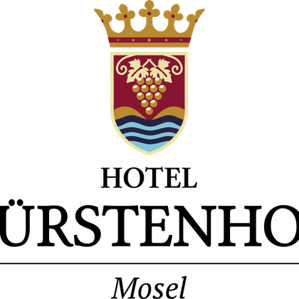 Ein elegantes Logo des Hotels Fürstenhof in Mosel. Es zeigt eine Krone, Trauben und Wellen.