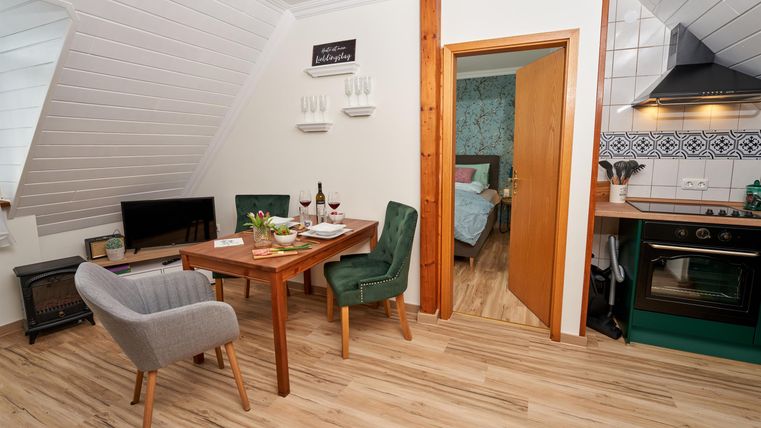 Eine gemütliche Wohnung mit einem Essbereich und einer modernen Küche. Die Einrichtung ist hell und einladend, ideal zum Entspannen.