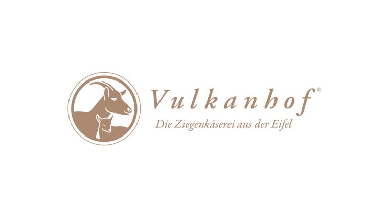 Ein Logo des Vulkanhofs, einer Ziegenkäserei aus der Eifel. Das Design zeigt eine stilisierte Ziege in einem runden Rahmen.