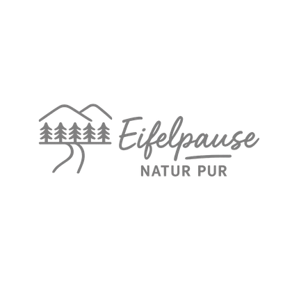 Een logo met de tekst "Eifelpause" en de ondertitel "Natuur puur". Op de achtergrond zijn gestileerde bergen en bomen afgebeeld.