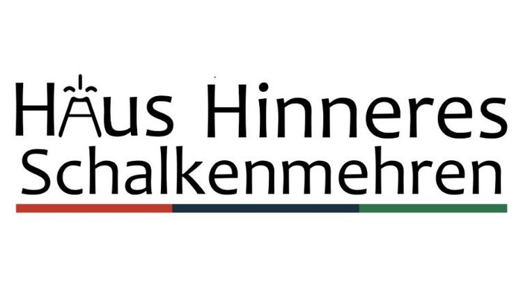 Ein Logo mit dem Text "Haus Hinteres Schalkenmehren". Es kombiniert Schriftzüge und Farben in einem modernen Design.