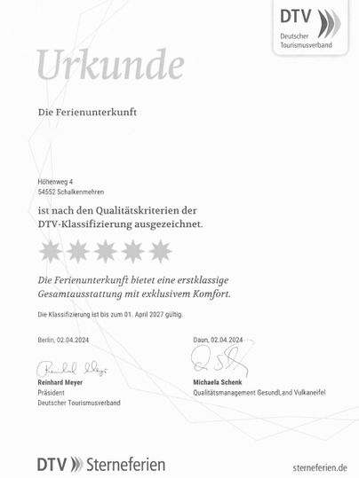 Ein Zertifikat, das eine Ferienunterkunft mit fünf Sternen auszeichnet. Es bestätigt die hohen Qualitätsstandards und den exklusiven Komfort der Unterkunft.