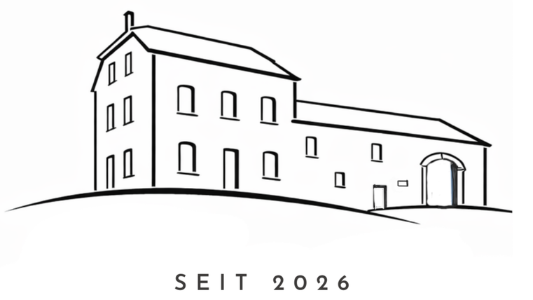 Ein einfaches, schwarzes Strichzeichnung eines Hauses mit mehreren Fenstern. Unter dem Haus steht der Text "SEIT 2026".
