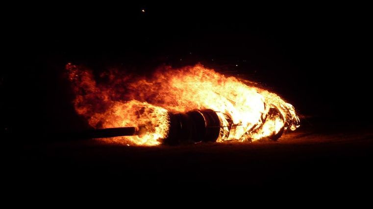 Ein brennendes Objekt leuchtet hell in der Dunkelheit. Flammen umgeben den Gegenstand und sorgen für eine dramatische Szene.