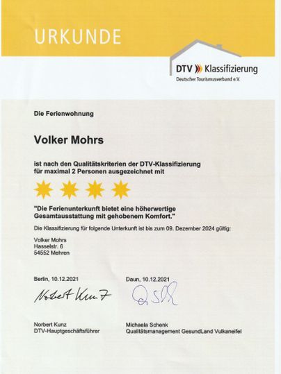Eine Urkunde zur DTV-Klassifizierung einer Ferienwohnung für maximal zwei Personen. Die Unterkunft bietet eine gehobene Ausstattung und ist bis zum 9. Dezember 2024 gültig.