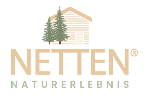 Ein einfaches Logo mit dem Text "NETTEN" und dem Untertitel "NATURERLEBNIS". Darüber sind zwei stilisierte Tannenbäume und ein Holzhaus abgebildet.