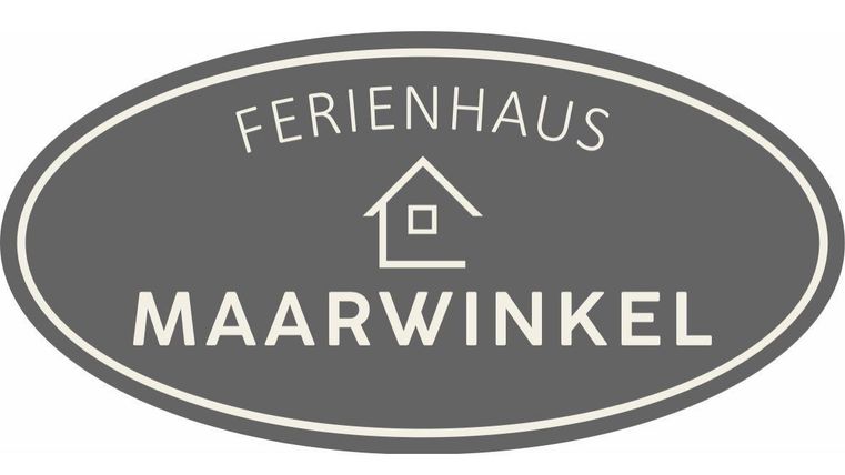 Ein schlichtes Logo für ein Ferienhaus mit dem Namen "Maarwinkel". Die Farben sind grau und weiß mit einer einfachen Hausgrafik.