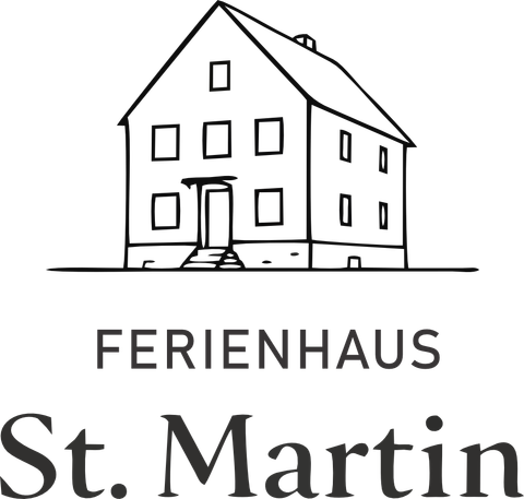 Ein einfaches, skizziertes Ferienhaus mit einem Satteldach und mehreren Fenstern. Darunter steht der Schriftzug "Ferienhaus St. Martin".