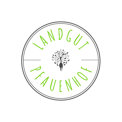 Een rond logo met de tekst "LANDGUT PFAUHOF". In het midden staat een boom, omringd door een eenvoudig, cirkelvormig rand.