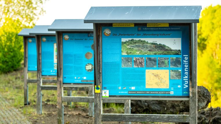 Informationstafeln über den Maaren im Vulkangebiet Eifel. Sie zeigen Bilder und Erklärungen zur Geologie der Region.