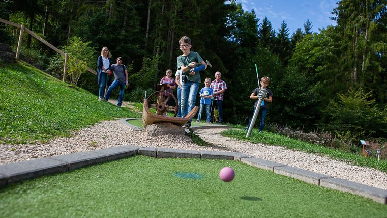 Kinder, die Minigolf spielen