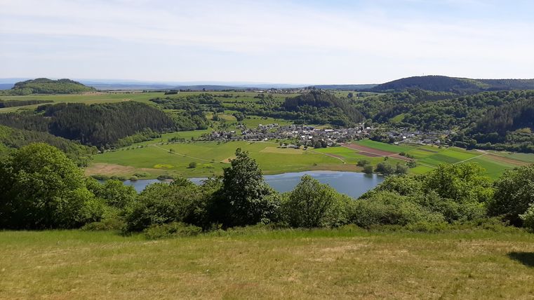 Blick auf das Meerfelder Maar und den Mosenberg in der Eifel.