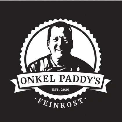 Ein Logo mit dem Namen "Onkel Paddy's" und dem Jahr 2020. Es zeigt eine stilisierte Darstellung einer Person vor einem schwarzen Hintergrund.