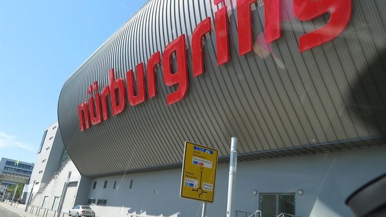 Ein modernes Gebäude mit dem auffälligen Schriftzug " Nürburgring". Es steht in einer städtischen Umgebung und ist Teil einer Rennstrecke.