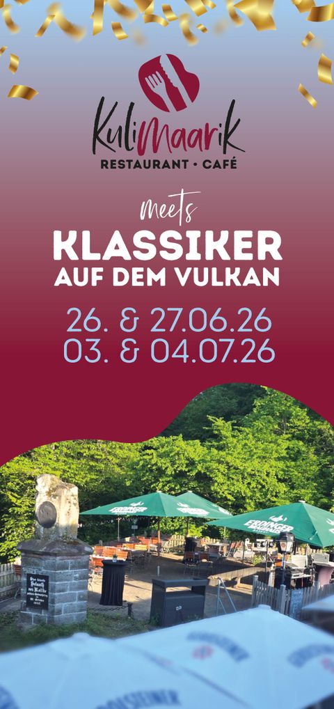 Ein Plakat für ein Event mit dem Titel "Kulimaarik meets Klassiker auf dem Vulkan". Darunter sind Tische und Stühle im Freien sowie Sonnenschirme zu sehen, umgeben von einer grünen Landschaft.