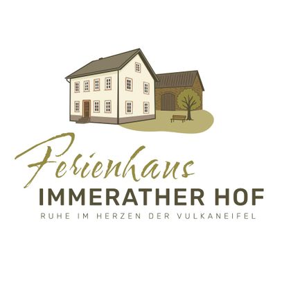 Ein stilisiertes Logo des Ferienhauses Immerrather Hof. Es zeigt ein gemütliches Haus und die Botschaft „Ruhe im Herzen der Vulkaneifel“.
