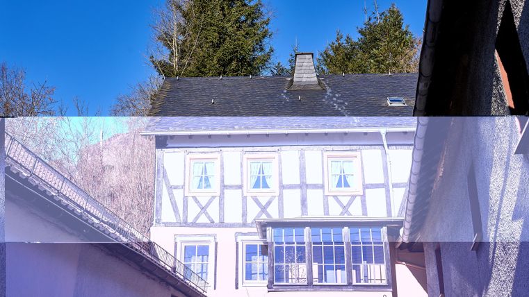 Ein charmantes Fachwerkhaus mit einem klaren blauen Himmel. Umgeben von Bäumen und einem ruhigen Ambiente.