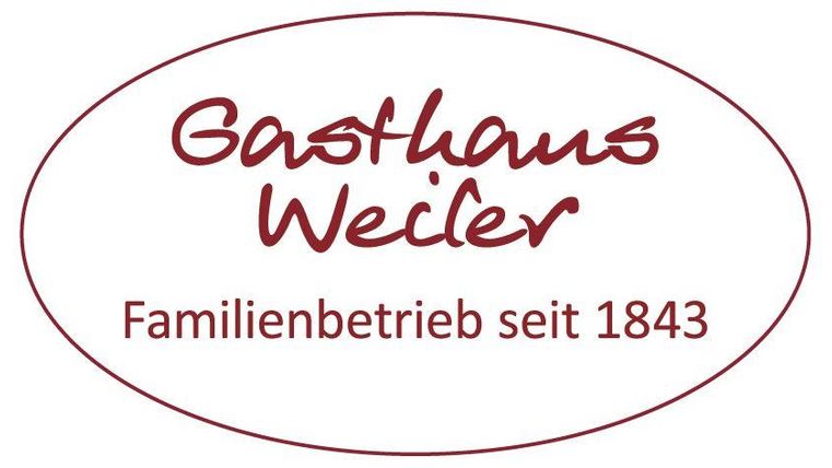 Ein Schild des Gasthauses Weiler. Es zeigt, dass der Betrieb seit 1843 ein Familienunternehmen ist.