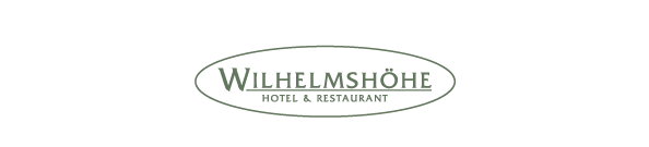 Ein Logo des Hotels und Restaurants „Wilhelmshöhe“. Es hat eine elegante und schlichte Gestaltung.