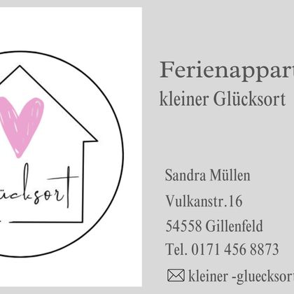Ein schlichtes, elegantes Logo für ein Ferienappartement namens „kleiner Glücksort“. Es zeigt ein Haus mit einem Herzen und enthält Kontaktdaten für die Buchung.