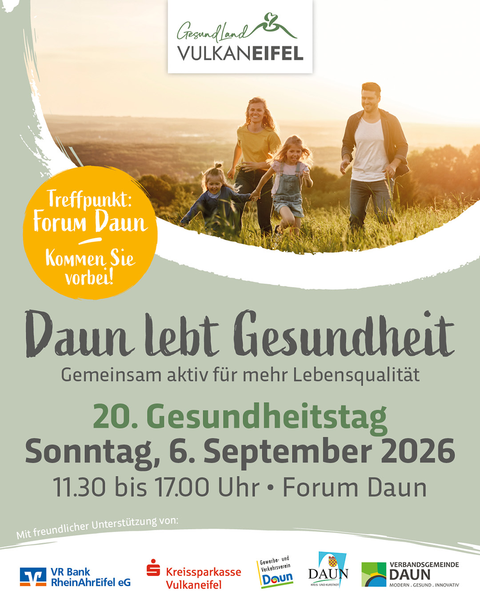 A group of happy people is hiking in the forest. The text announces the 19th Health Day in Daun.