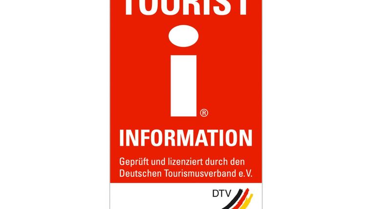 Ein rotes Informationsschild für Touristen. Es zeigt das Wort "TOURIST" und "INFORMATION" sowie das Logo des Deutschen Tourismusverbands.