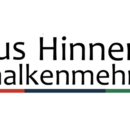 Ein Logo mit dem Text "Haus Hinneres Schalkenmehren" in verschiedenen Schriftarten. Darunter sind farbige Balken in Rot, Blau und Grün zu sehen.