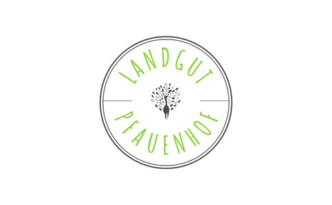 Ein rundes Logo mit dem Schriftzug "LANDGUT PFAUHOF". In der Mitte steht ein Baum, umgeben von einer schlichten, kreisförmigen Umrandung.